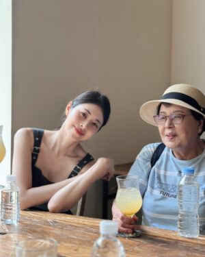 Suh Dong-joo Instagram - 할머니랑 엄마랑 아저씨랑 넷이서 데이트하고 왔어요 🩵 아저씨 덕분에 사진도 몇장 건졌어요 ㅎㅎ