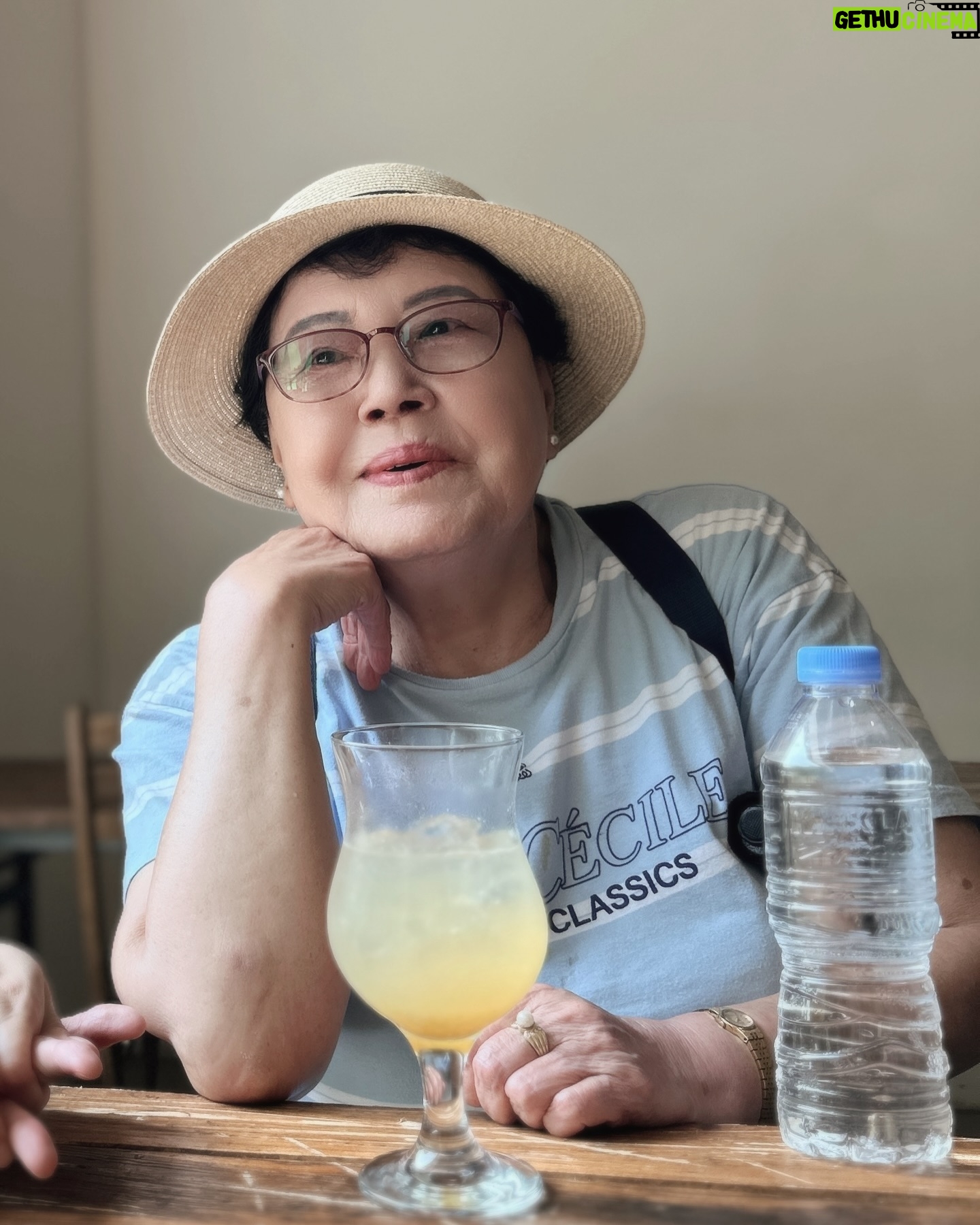 Suh Dong-joo - 5.9K Likes - 할머니랑 엄마랑 아저씨랑 넷이서 데이트하고 왔어요 🩵 아저씨 덕분에 사진도 몇장 건졌어요 ㅎㅎ