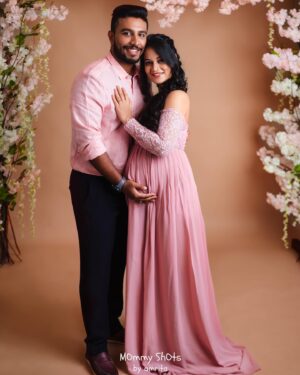 Suja Varunee Instagram - 💖💖Nostalgia mode ON📌  #throwback  @shivakumarr20 

When life was all about making memories . Let’s rewind to this unforgettable moment . I Wish, I could relive this Moment🤩

Pictures clicked by Our favourite @mommyshotsbyamrita 💖💖💖 

#nostalgia #pregnancy #couple #coupleshoot #family #memories #life #photoshoot #happyfamily #love
