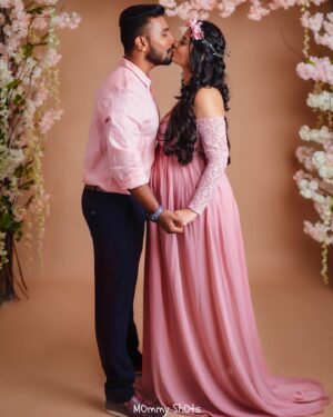 Suja Varunee Instagram - 💖💖Nostalgia mode ON📌  #throwback  @shivakumarr20 

When life was all about making memories . Let’s rewind to this unforgettable moment . I Wish, I could relive this Moment🤩

Pictures clicked by Our favourite @mommyshotsbyamrita 💖💖💖 

#nostalgia #pregnancy #couple #coupleshoot #family #memories #life #photoshoot #happyfamily #love