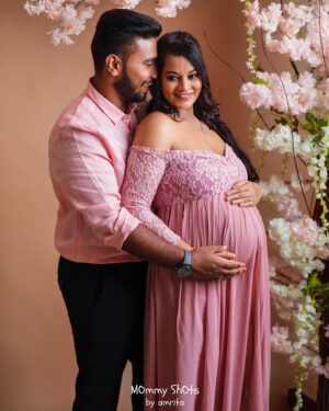 Suja Varunee Instagram - 💖💖Nostalgia mode ON📌  #throwback  @shivakumarr20 

When life was all about making memories . Let’s rewind to this unforgettable moment . I Wish, I could relive this Moment🤩

Pictures clicked by Our favourite @mommyshotsbyamrita 💖💖💖 

#nostalgia #pregnancy #couple #coupleshoot #family #memories #life #photoshoot #happyfamily #love