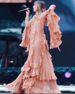 Actress Suki Waterhouse HD Instagram Photos and Wallpapers August 2024