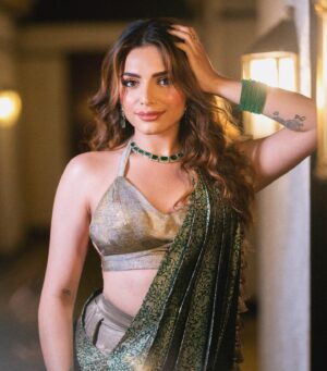 Sukriti Kakar Instagram - She wore a sari few weeks ago 🫣🥹🤍🌀

Styled by @natashaabothra 
Assisted by @mausmi_mitra_ @dhwaniivithalani_22 
Outfit  @ritikaaryajain.in 
Choker @hertreasurejewels
Rings @hertreasurejewels 
Earrings @hertreasurejewels
Bangles @ijewels009