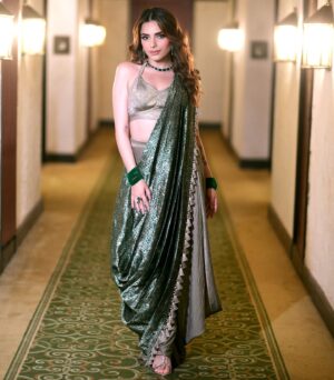 Sukriti Kakar Instagram - She wore a sari few weeks ago 🫣🥹🤍🌀

Styled by @natashaabothra 
Assisted by @mausmi_mitra_ @dhwaniivithalani_22 
Outfit  @ritikaaryajain.in 
Choker @hertreasurejewels
Rings @hertreasurejewels 
Earrings @hertreasurejewels
Bangles @ijewels009