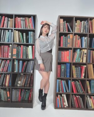 Sumire Uesaka Instagram - げつようび〜！
皆さま、すこやかにお過ごしでしょうか？
9月になりましたが…関係なく暑いですね！！ひーん！！
体調は大丈夫でしょうか？！

いよいよライブ月！ということでリハーサルもやっておりますよ〜！！
かなりカロリーの！高い！セットリストでした！！
とくに中盤に山場がございますので…おたのしみに！！

お写真は「ファーストピリオド.」の2番のお衣装で！
ぜひMVもごらんくださいませ〜！

それでは皆さま、今週もすこやかにまいりましょう〜！！

#上坂すみれ