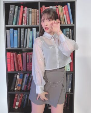 Sumire Uesaka Instagram - げつようび〜！
皆さま、すこやかにお過ごしでしょうか？
9月になりましたが…関係なく暑いですね！！ひーん！！
体調は大丈夫でしょうか？！

いよいよライブ月！ということでリハーサルもやっておりますよ〜！！
かなりカロリーの！高い！セットリストでした！！
とくに中盤に山場がございますので…おたのしみに！！

お写真は「ファーストピリオド.」の2番のお衣装で！
ぜひMVもごらんくださいませ〜！

それでは皆さま、今週もすこやかにまいりましょう〜！！

#上坂すみれ