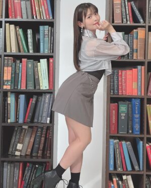 Sumire Uesaka Instagram - げつようび〜！
皆さま、すこやかにお過ごしでしょうか？
9月になりましたが…関係なく暑いですね！！ひーん！！
体調は大丈夫でしょうか？！

いよいよライブ月！ということでリハーサルもやっておりますよ〜！！
かなりカロリーの！高い！セットリストでした！！
とくに中盤に山場がございますので…おたのしみに！！

お写真は「ファーストピリオド.」の2番のお衣装で！
ぜひMVもごらんくださいませ〜！

それでは皆さま、今週もすこやかにまいりましょう〜！！

#上坂すみれ