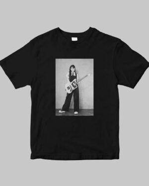 Sumire Yoshida Instagram - 【お知らせ📢❣️】

私のフォトエッセイ 『この季節が終わる前に』が
発売します( .◠‿◠ .)照
さっそく先行予約スタートです🥹🩷

毎月書いているコラムをまとめたり、撮り下ろしのフォトページ(こめもいるよ🐶♡)、楽曲紹介、持ち物紹介、衣装着用、Q&Aなどなど！

乗り越えなきゃいけないこと
乗り越えてきたこと
好きなもの
歌詞のこと
この季節が終わる前に綴っておきたいことが載っています⭐︎

フォトエッセイを出版させていただくのは
とても恐れ多いですが言葉を綴ることは好きだし、
私の人生において大切な瞬間をコラムでは綴ってきたので
是非手に取ってくれたら嬉しいです🤍

撮り下ろしフォトをデザインした
ヴィンテージ風Tシャツも販売します🩵
(予約期間は8/21～9/10まで)

https://t-od.jp/collections/silentsiren-suu

@vmw_jp #この季節が終わる前に