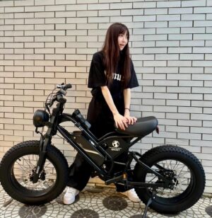 Sumire Yoshida Instagram - My new CYCOO🚲🎀

かっこいい電動自転車が私の相棒に♡
あいにゃんがいつも乗ってるのがアツすぎて、
私もお揃いにしたんだけどこの前一緒に乗って帰った🤍

警視庁に認められてる自転車だから公道でも安心して乗れるの！久々の自転車だからあいにゃんの後ろを着いてった😂👒
「すぅ〜！ついてきてる〜！！？」って心配しながら誘導してくれてかっこよかった笑

車の免許を取る取る詐欺をしているんだけど
この電動アシスト自転車はこんなにかっこいいのに免許不要だからまた免許取得が先延ばしになりそう🙂‍↔️♡笑

スタイリッシュでかっこいいからたくさん乗るんだ〜♡

#CYCOO #サイクー　#電動アシスト自転車　#PR #GHOST