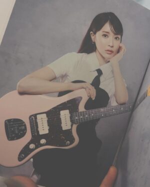Sumire Yoshida Instagram - 【お知らせ📢❣️】

私のフォトエッセイ 『この季節が終わる前に』が
発売します( .◠‿◠ .)照
さっそく先行予約スタートです🥹🩷

毎月書いているコラムをまとめたり、撮り下ろしのフォトページ(こめもいるよ🐶♡)、楽曲紹介、持ち物紹介、衣装着用、Q&Aなどなど！

乗り越えなきゃいけないこと
乗り越えてきたこと
好きなもの
歌詞のこと
この季節が終わる前に綴っておきたいことが載っています⭐︎

フォトエッセイを出版させていただくのは
とても恐れ多いですが言葉を綴ることは好きだし、
私の人生において大切な瞬間をコラムでは綴ってきたので
是非手に取ってくれたら嬉しいです🤍

撮り下ろしフォトをデザインした
ヴィンテージ風Tシャツも販売します🩵
(予約期間は8/21～9/10まで)

https://t-od.jp/collections/silentsiren-suu

@vmw_jp #この季節が終わる前に