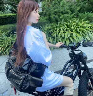 Sumire Yoshida Instagram - My new CYCOO🚲🎀

かっこいい電動自転車が私の相棒に♡
あいにゃんがいつも乗ってるのがアツすぎて、
私もお揃いにしたんだけどこの前一緒に乗って帰った🤍

警視庁に認められてる自転車だから公道でも安心して乗れるの！久々の自転車だからあいにゃんの後ろを着いてった😂👒
「すぅ〜！ついてきてる〜！！？」って心配しながら誘導してくれてかっこよかった笑

車の免許を取る取る詐欺をしているんだけど
この電動アシスト自転車はこんなにかっこいいのに免許不要だからまた免許取得が先延ばしになりそう🙂‍↔️♡笑

スタイリッシュでかっこいいからたくさん乗るんだ〜♡

#CYCOO #サイクー　#電動アシスト自転車　#PR #GHOST