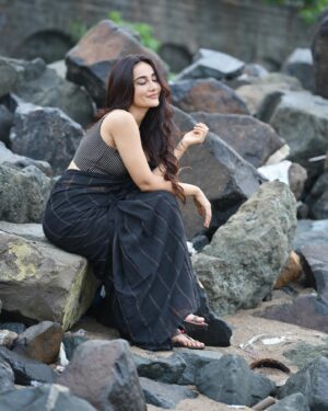 Surbhi Jyoti Instagram - It's a beautiful day for beach walk in a saree🤍
.
.
.
.
.
.
.
Wearing @eternitybysakshi 
📸 @kakali_das_photography 💖