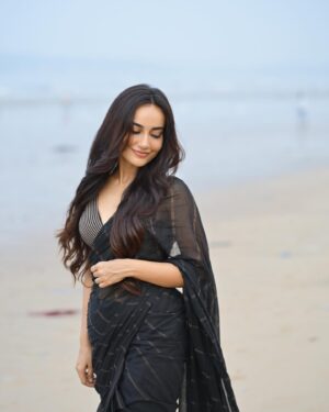 Surbhi Jyoti Instagram - It's a beautiful day for beach walk in a saree🤍
.
.
.
.
.
.
.
Wearing @eternitybysakshi 
📸 @kakali_das_photography 💖
