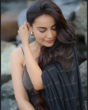 Surbhi Jyoti Instagram - It's a beautiful day for beach walk in a saree🤍
.
.
.
.
.
.
.
Wearing @eternitybysakshi 
📸 @kakali_das_photography 💖