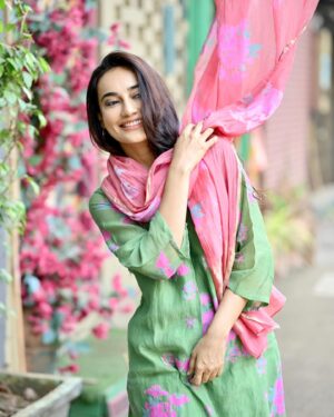 Surbhi Jyoti Instagram - रंगा रंग तस्वीरें 🦚
.
.
.
.
.
.
Suit @label_juanita 
📸 @kakali_das_photography