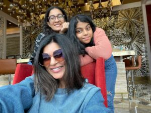 Sushmita Sen Instagram - #foreverinlove ❤️ Happyyyyy 15th Birthday Shona @alisahsen47 😍😇🎶❤️💃🏻 Here’s to you…God’s greatest gift & the love of my life!! 🤗❤️💋

#duggadugga @reneesen47 #maa 💃🏻💃🏻💃🏻

#partytime #preciousone I LOVE YOU!!!! 🥰😀🎶