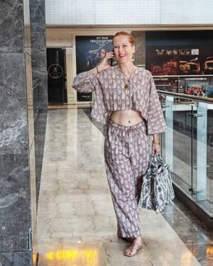 Suzanne Bernert Instagram - Stepping out in style in this fashionable Coord set by a brand that I love to Collab with #untungindia 
Feeling cool and collected in the heat of Noida 🩷 looking stylish and feeling happy in #madeinbharat
#styleoftheday #noidadiaries #coordset #ﬁtbody #bellybutton
Handbag @individualdesign_official
Pic by Arjun
