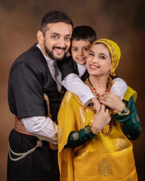 Swetha Changappa Instagram - ಇದು ನನ್ನ ಪುಟ್ಟ ಪ್ರಪಂಚ ❤️🧿
ನಮ್ಮ ಮಗನ ಹುಟ್ಟಿದ ಹಬ್ಬಕ್ಕೆ ಶುಭ ಕೋರಿದ ಪ್ರತಿಯೊಬ್ಬರಿಗೂ ನನ್ನ ಹಾಗು ನನ್ನ ಪತಿ @kiranappachu
ಹಾಗು ನಮ್ಮ ಕಂದ @jiyaan_aiyappa ಕಡೆಯಿಂದ ಧನ್ಯವಾದಗಳು❤️😍🙏🏻 

ಕೊಡವ ಕುಟುಂಬ. 
ಕರ್ನಾಟಕದ ಕೊಡಗಿನಲ್ಲಿ,
ವೀರ ಶೂರರ ನಾಡಿನ್ನಲ್ಲಿ ಹುಟ್ಟಿದ ನಾವು ಧನ್ಯ...❤️😋🙏🏻

Makeup:- @keerthiram28 ❤️

Photography:- @storiesby.rg❤️

My Outfit:- @anjali_raj_designerstudio ❤️ 

Hairstyle:- @hairstyle_by_shashi ❤️

Assistant:- @vinoda__890 ❤️