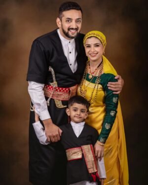 Swetha Changappa Instagram - ಇದು ನನ್ನ ಪುಟ್ಟ ಪ್ರಪಂಚ ❤️🧿
ನಮ್ಮ ಮಗನ ಹುಟ್ಟಿದ ಹಬ್ಬಕ್ಕೆ ಶುಭ ಕೋರಿದ ಪ್ರತಿಯೊಬ್ಬರಿಗೂ ನನ್ನ ಹಾಗು ನನ್ನ ಪತಿ @kiranappachu
ಹಾಗು ನಮ್ಮ ಕಂದ @jiyaan_aiyappa ಕಡೆಯಿಂದ ಧನ್ಯವಾದಗಳು❤️😍🙏🏻 

ಕೊಡವ ಕುಟುಂಬ. 
ಕರ್ನಾಟಕದ ಕೊಡಗಿನಲ್ಲಿ,
ವೀರ ಶೂರರ ನಾಡಿನ್ನಲ್ಲಿ ಹುಟ್ಟಿದ ನಾವು ಧನ್ಯ...❤️😋🙏🏻

Makeup:- @keerthiram28 ❤️

Photography:- @storiesby.rg❤️

My Outfit:- @anjali_raj_designerstudio ❤️ 

Hairstyle:- @hairstyle_by_shashi ❤️

Assistant:- @vinoda__890 ❤️