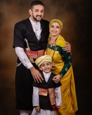 Swetha Changappa Instagram - ಇದು ನನ್ನ ಪುಟ್ಟ ಪ್ರಪಂಚ ❤️🧿
ನಮ್ಮ ಮಗನ ಹುಟ್ಟಿದ ಹಬ್ಬಕ್ಕೆ ಶುಭ ಕೋರಿದ ಪ್ರತಿಯೊಬ್ಬರಿಗೂ ನನ್ನ ಹಾಗು ನನ್ನ ಪತಿ @kiranappachu
ಹಾಗು ನಮ್ಮ ಕಂದ @jiyaan_aiyappa ಕಡೆಯಿಂದ ಧನ್ಯವಾದಗಳು❤️😍🙏🏻 

ಕೊಡವ ಕುಟುಂಬ. 
ಕರ್ನಾಟಕದ ಕೊಡಗಿನಲ್ಲಿ,
ವೀರ ಶೂರರ ನಾಡಿನ್ನಲ್ಲಿ ಹುಟ್ಟಿದ ನಾವು ಧನ್ಯ...❤️😋🙏🏻

Makeup:- @keerthiram28 ❤️

Photography:- @storiesby.rg❤️

My Outfit:- @anjali_raj_designerstudio ❤️ 

Hairstyle:- @hairstyle_by_shashi ❤️

Assistant:- @vinoda__890 ❤️