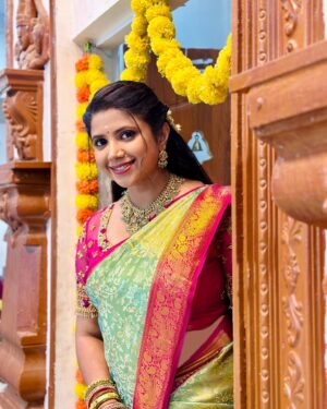 Swetha Khelge Instagram - There is no better ornament than your confidence.
Always carry it on your sleeves.

Saree -  A.S Babu Shah
Blouse- @l_b_prakash_designers 
Jewellery- @jewelleryforrent_lotusbridal 
Bangles @threads_and_kundans 
Hair @glamup_by_ranjithagowda 

#swethakhelge #kannethireythonrinal #kalaignartv #beingshakti #loveforsaree #semibridalset