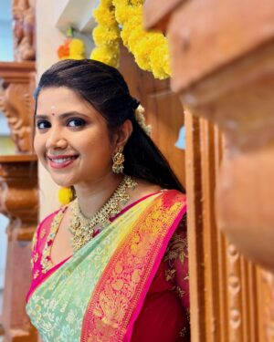 Swetha Khelge Instagram - There is no better ornament than your confidence.
Always carry it on your sleeves.

Saree -  A.S Babu Shah
Blouse- @l_b_prakash_designers 
Jewellery- @jewelleryforrent_lotusbridal 
Bangles @threads_and_kundans 
Hair @glamup_by_ranjithagowda 

#swethakhelge #kannethireythonrinal #kalaignartv #beingshakti #loveforsaree #semibridalset