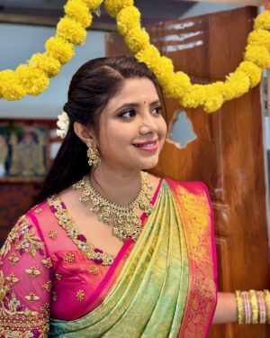 Swetha Khelge Instagram - There is no better ornament than your confidence.
Always carry it on your sleeves.

Saree -  A.S Babu Shah
Blouse- @l_b_prakash_designers 
Jewellery- @jewelleryforrent_lotusbridal 
Bangles @threads_and_kundans 
Hair @glamup_by_ranjithagowda 

#swethakhelge #kannethireythonrinal #kalaignartv #beingshakti #loveforsaree #semibridalset
