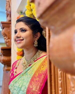 Swetha Khelge Instagram - There is no better ornament than your confidence.
Always carry it on your sleeves.

Saree -  A.S Babu Shah
Blouse- @l_b_prakash_designers 
Jewellery- @jewelleryforrent_lotusbridal 
Bangles @threads_and_kundans 
Hair @glamup_by_ranjithagowda 

#swethakhelge #kannethireythonrinal #kalaignartv #beingshakti #loveforsaree #semibridalset