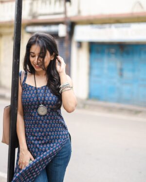 Swetha Venugopal Instagram - நெரித்த திரைக்கடலில் நின்முகங் கண்டேன் ✨

Photography #brihanphotography
Outfit @thread_and_needle_theapparels ❤️