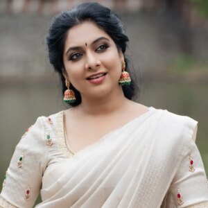 Syamantha Kiran Instagram - Georgious actress @syamantha.kiran 
Makeup l& Hairdo @jeru_bridal_studioo 
Photography @xposurestudio.in @portraiturebyrk 
Blouse @stitch_vyshnavee_sarath 
Jewellery @hiranmayi_chennai