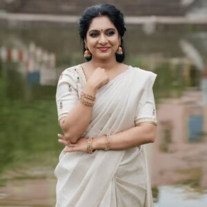 Syamantha Kiran Instagram - Georgious actress @syamantha.kiran 
Makeup l& Hairdo @jeru_bridal_studioo 
Photography @xposurestudio.in @portraiturebyrk 
Blouse @stitch_vyshnavee_sarath 
Jewellery @hiranmayi_chennai