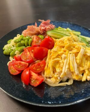 Tae Kimura Instagram - 。
ウチの夏。
旬の野菜は
やっぱり美味しいな。

#うちごはん 
#枝豆
#万願寺とうがらし
#ゴーヤ

みなさんも
しっかり食べて

夏の疲れが
出ませんように🍀