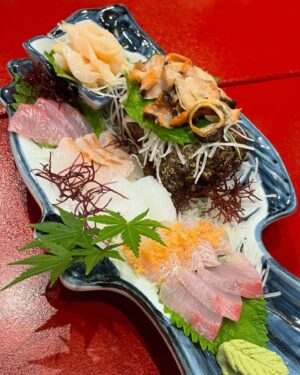 Takako Tokiwa Instagram - NHK「家族に乾杯生放送スペシャル
　　　　　　　　　　in 石川県輪島市」

元日の地震以降、ナレーションの収録に行くたびに「鶴瓶さんと能登でご一緒したい！！」と言い続けてきて8ヶ月…とうとうその日がやってきた✨

乾杯スタッフさんたちは、いつも一緒になって能登を思ってくださっていました。

だからこそ、何ヶ月も前からリサーチと取材を重ねて、現地でご迷惑にならないよう、よりたくさんの方々が笑顔になってもらえるように、念には念を入れて準備をしてくださった。

生放送だし間違いのないように、なはずなのに、そこは天性の自然人「笑福亭鶴瓶師匠」と、その鶴瓶さんを愛する小野文恵アナとスタッフさんたち。
乾杯の番組そのものに、流れは流れ（笑）
正解なんてないんだもの的な番組作りはおおらかで、人生の勉強をさせてもらえる♫

なるほど。
長寿番組とは、こういうことなんだなぁと心に沁みた。

輪島市の皆さま、ご協力、本当にありがとうございました。
乾杯スタッフの皆さま、鶴瓶師匠✨
心からの御礼を申し上げます。
ありがとうございました！！

ずっと気になっていた千枚田や袖が浜へも行けたぁぁぁ✨
杉平菓子店さんでは、人気のどら焼きを購入✨ふかふかどら焼きに上品な甘味の餡が本当に美味しい😍✨
柚餅子ありがとうございました💕

夕日の間垣以降は、前回（2015年）「皆月」を旅したときの素敵なお写真をいただいたので。
もっと早く欲しかった！！！（笑）
そうそう。大沢から来てくださっていた方が仰っていた「夕日が本当に綺麗だから見て欲しい」にも繋がりました✨

最後は芽吹！！
どれもこれも最高に美味しかったです😍✨
ご馳走様でした。

#家族に乾杯 
@kankou_wajima 
@suzukitakayuki_atelier 
@mebuki_wajima

#ニュースとも違う視点で
#切り取られていないありのままの風景
#人 
#会話 
#街歩きをする番組だからこそ
家族に乾杯だからできること

#素敵な番組だなぁ😭💦
#感無量