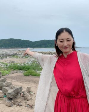 Takako Tokiwa Instagram - NHK「家族に乾杯生放送スペシャル
　　　　　　　　　　in 石川県輪島市」

元日の地震以降、ナレーションの収録に行くたびに「鶴瓶さんと能登でご一緒したい！！」と言い続けてきて8ヶ月…とうとうその日がやってきた✨

乾杯スタッフさんたちは、いつも一緒になって能登を思ってくださっていました。

だからこそ、何ヶ月も前からリサーチと取材を重ねて、現地でご迷惑にならないよう、よりたくさんの方々が笑顔になってもらえるように、念には念を入れて準備をしてくださった。

生放送だし間違いのないように、なはずなのに、そこは天性の自然人「笑福亭鶴瓶師匠」と、その鶴瓶さんを愛する小野文恵アナとスタッフさんたち。
乾杯の番組そのものに、流れは流れ（笑）
正解なんてないんだもの的な番組作りはおおらかで、人生の勉強をさせてもらえる♫

なるほど。
長寿番組とは、こういうことなんだなぁと心に沁みた。

輪島市の皆さま、ご協力、本当にありがとうございました。
乾杯スタッフの皆さま、鶴瓶師匠✨
心からの御礼を申し上げます。
ありがとうございました！！

ずっと気になっていた千枚田や袖が浜へも行けたぁぁぁ✨
杉平菓子店さんでは、人気のどら焼きを購入✨ふかふかどら焼きに上品な甘味の餡が本当に美味しい😍✨
柚餅子ありがとうございました💕

夕日の間垣以降は、前回（2015年）「皆月」を旅したときの素敵なお写真をいただいたので。
もっと早く欲しかった！！！（笑）
そうそう。大沢から来てくださっていた方が仰っていた「夕日が本当に綺麗だから見て欲しい」にも繋がりました✨

最後は芽吹！！
どれもこれも最高に美味しかったです😍✨
ご馳走様でした。

#家族に乾杯 
@kankou_wajima 
@suzukitakayuki_atelier 
@mebuki_wajima

#ニュースとも違う視点で
#切り取られていないありのままの風景
#人 
#会話 
#街歩きをする番組だからこそ
家族に乾杯だからできること

#素敵な番組だなぁ😭💦
#感無量