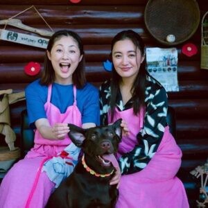 Takako Tokiwa Instagram - 能登半島・珠洲市
つばき茶屋にて…

元日の地震以降、仲間由紀恵さんと、何度も何度も連絡を取り合って「私たちに出来ること」を模索していた。

ようやく✨

再オープンした「つばき茶屋」のパワーをお借りして開催したお茶会。

レモンケーキとキャロットケーキを食べながらの、和やかなひととき。

何でもない話ができるって…楽しい💕

会いにきてくださった皆様、お手伝いしてくださったみなさま、つばき茶屋のサツキさん、サトミさん、飛び出したね！！
本当にありがとうございました✨

また集まりましょう♫

@yukienakama_official 

@suzu_tsubaki.chaya_noto 

#西海ちゃんの写真
#えもす 
#ありがとう❤️ 

#ピンクとオリーブグリーン 
#エプロン 
@leftstokyo 
#ピンクはバラの花
#オリーブグリーンはバラの茎
#で染めたエプロン
#趣旨に賛同してくださり 
#ご提供くださいました 
#ありがとうございます 

#つばき茶屋で
#是非見てくださいね 
#かわいいから💕 
#ちなみに 
#私のは 
#私物です 
#ずっと欲しくて 
#買っちゃったのだ 
#はつおろし✨