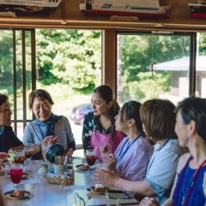 Takako Tokiwa Instagram - 能登半島・珠洲市
つばき茶屋にて…

元日の地震以降、仲間由紀恵さんと、何度も何度も連絡を取り合って「私たちに出来ること」を模索していた。

ようやく✨

再オープンした「つばき茶屋」のパワーをお借りして開催したお茶会。

レモンケーキとキャロットケーキを食べながらの、和やかなひととき。

何でもない話ができるって…楽しい💕

会いにきてくださった皆様、お手伝いしてくださったみなさま、つばき茶屋のサツキさん、サトミさん、飛び出したね！！
本当にありがとうございました✨

また集まりましょう♫

@yukienakama_official 

@suzu_tsubaki.chaya_noto 

#西海ちゃんの写真
#えもす 
#ありがとう❤️ 

#ピンクとオリーブグリーン 
#エプロン 
@leftstokyo 
#ピンクはバラの花
#オリーブグリーンはバラの茎
#で染めたエプロン
#趣旨に賛同してくださり 
#ご提供くださいました 
#ありがとうございます 

#つばき茶屋で
#是非見てくださいね 
#かわいいから💕 
#ちなみに 
#私のは 
#私物です 
#ずっと欲しくて 
#買っちゃったのだ 
#はつおろし✨