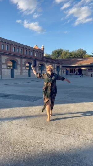 Tania Llasera Instagram - La percha y la gracia es mía pero el vestido es de @ailanto y las joyas de @suma_cruz ah y el vídeo de @lidiatorrentanca la mujer más bella que conozco