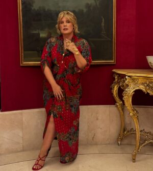 Tania Llasera Instagram - De p a pa - Toda mi noche de ayer con más detalle sirviendo sostenibilidad, ya que el vestido lo llevé hace años en Barcelona(la 1era foto del carrousel). Pero ayer me lo puse en el cocktail casi gala de inauguración de la @mbfw.madrid en el teatro real con @holacom . Apoyando la moda española con cada prenda. Vestida de @ailanto y con joyas de @suma_cruz super cómodas que tuvieron fascinadas a tod@s. Y sandalias de @massimodutti ese es mi total #redcarpetlook #sirviendosostenibilidad y cenita post evento con mi espinete fav. @osirismartinez que me ayudó con la relación con la comida en @comosoy_tca