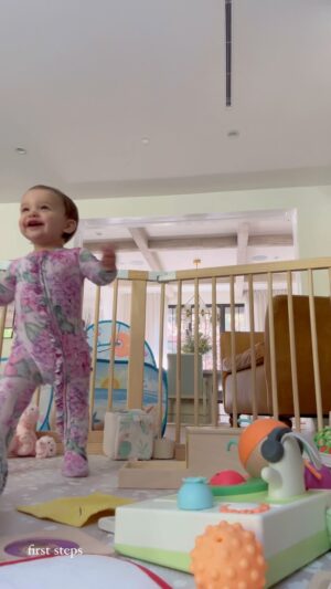 Tara Lipinski Instagram - Had to document the first steps! And she is off and running 👟 

And my OG’s will pick up on something special about this reel. ☀️

#firststeps #babywalking #babysfirststeps