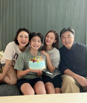 Tasha Low Instagram - 谢谢你们对《浴水重生》的支持! 💙

Thank you so much for all the love for Hope Afloat! I really hope it inspires you to chase your dreams fearlessly and to see the world through the eyes of those with disabilities 🥰