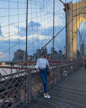Tatiana Stefanidou Instagram - Βόλτα το δειλινό στη ιστορική γέφυρα του Μπρούκλιν με το Λυδάκι μου. Η μαγευτική θέα σε βοηθά να αντιληφθείς μέσα σε λίγα λεπτά τι είναι η Νέα Υόρκη. Το άγαλμα της Ελευθερίας στο βάθος, οι επιβλητικοί ουρανοξύστες, το πανίσχυρο Μανχάταν, το ρομαντικό πολυπολιτισμικό Μπρούκλιν, ο ποταμός Ηστ Ρίβερ. 
Η γέφυρα ολοκληρώθηκε χάρη σε μια γυναίκα, την μαθηματικό Εμιλυ Ρόμπλινγκ. Ο  σύζυγος της, που συνέχιζε το έργο του πατέρα του, παρέλυσε από τη νόσο των δυτών και έτσι η Έμιλυ επέβλεψε τις εργασίες για 11 χρόνια. Ήταν η πρώτη που πέρασε τη γέφυρα. Woman Power!!! #brooklynbridge #newyork