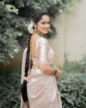 Tejaswini Gowda Instagram - All about varalakshmi vratham 🥰🥰 
Full video is live on my YouTube channel!!! Please go n check. 

Saree: @poornima_prints 
Blouse: @firoz_design_studio 
📸: @akhileshrupaji 
Jewellery: @emmadi_silver_jewellery_hyd 
Hairstyle: @vicky_hairstylist_official