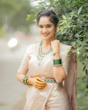 Tejaswini Gowda Instagram - All about varalakshmi vratham 🥰🥰 
Full video is live on my YouTube channel!!! Please go n check. 

Saree: @poornima_prints 
Blouse: @firoz_design_studio 
📸: @akhileshrupaji 
Jewellery: @emmadi_silver_jewellery_hyd 
Hairstyle: @vicky_hairstylist_official