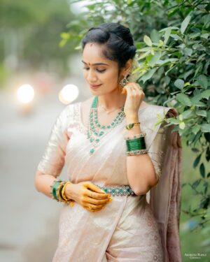 Tejaswini Gowda Instagram - All about varalakshmi vratham 🥰🥰 
Full video is live on my YouTube channel!!! Please go n check. 

Saree: @poornima_prints 
Blouse: @firoz_design_studio 
📸: @akhileshrupaji 
Jewellery: @emmadi_silver_jewellery_hyd 
Hairstyle: @vicky_hairstylist_official