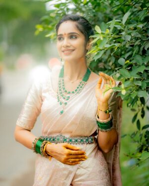 Tejaswini Gowda Instagram - All about varalakshmi vratham 🥰🥰 
Full video is live on my YouTube channel!!! Please go n check. 

Saree: @poornima_prints 
Blouse: @firoz_design_studio 
📸: @akhileshrupaji 
Jewellery: @emmadi_silver_jewellery_hyd 
Hairstyle: @vicky_hairstylist_official