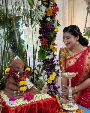 Tejaswini Pandit Instagram - बाळगणेश विराजमान
मोरया 🌸 

हे उर्वरित आणि येणारं वर्ष सगळ्यांसाठी “ येक नंबर” असावं एवढीच बाप्पा चरणी प्रार्थना 🙏🏼☺️