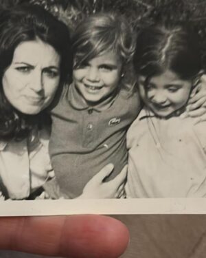 Terelu Campos Instagram - Llevo toda la mañana para ser capaz de escribir.. hoy he amanecido con una gran bofetada de realidad y encima en nuestra Málaga querida ! Se cumple un año q te fuiste y al contrario de ser más fácil hay muchos momentos q aún son muy cuesta arriba 😪 Se q no estás pero estás y me aferro a ello para ser caminando en la vida personal y profesionalmente . Todo lo q aprendí , sentí, disfruté y reí junto a ti me hace fuerte .. sigue cogiéndome la mano porque te necesito Mamá . Te amo 💔