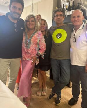 Terelu Campos Instagram - Gracias a mi familia y mis amigos por hacerme pasar un cumpleaños inolvidable en mi Málaga y ayudarme a paliar su ausencia !! Sois el bastón de mi vida !! Gracias a mi amigo Mariano @restauranteemers y @arte_floral_oscarros . Os amo 💗