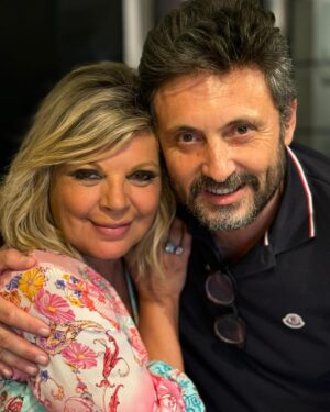 Terelu Campos Instagram - Gracias a mi familia y mis amigos por hacerme pasar un cumpleaños inolvidable en mi Málaga y ayudarme a paliar su ausencia !! Sois el bastón de mi vida !! Gracias a mi amigo Mariano @restauranteemers y @arte_floral_oscarros . Os amo 💗