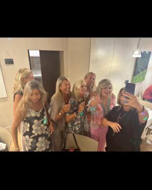 Terelu Campos Instagram - Gracias a mi familia y mis amigos por hacerme pasar un cumpleaños inolvidable en mi Málaga y ayudarme a paliar su ausencia !! Sois el bastón de mi vida !! Gracias a mi amigo Mariano @restauranteemers y @arte_floral_oscarros . Os amo 💗